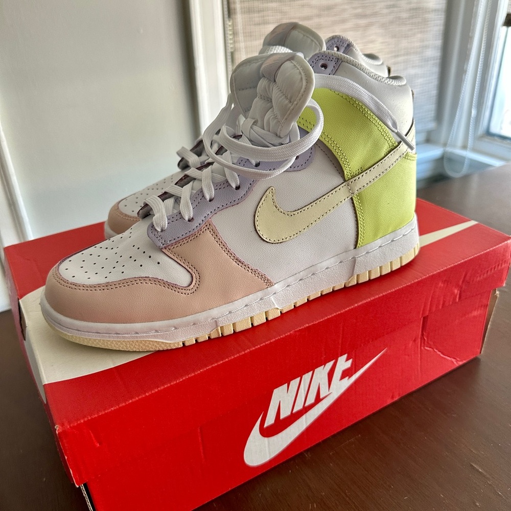 W NIKE DUNK HIGH NIB- SPRING SALE!